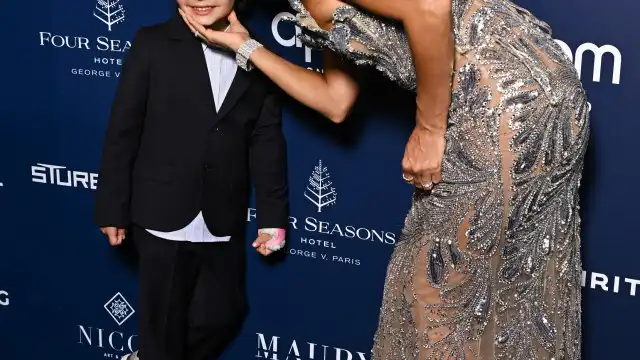 Filho de Eva Longoria em grande estilo na passadeira vermelha com a mãe