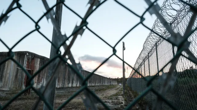 
                    Inibidores de sinal já estão a ser instalados na prisão de Vale de Judeus
                