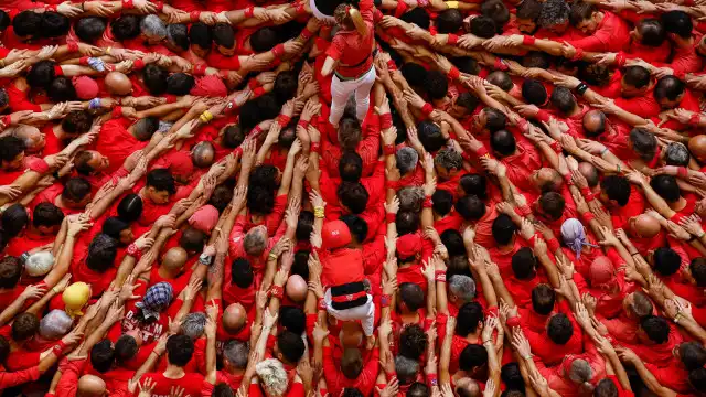 Catalães juntam-se para desafiar a gravidade em festival de 'castells'