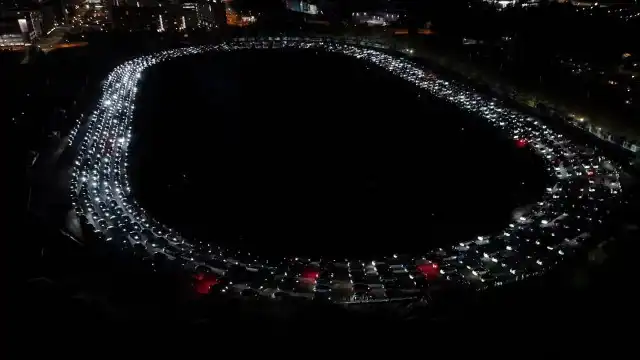 Mais de 900 Tesla juntaram-se para um incrível show de luzes