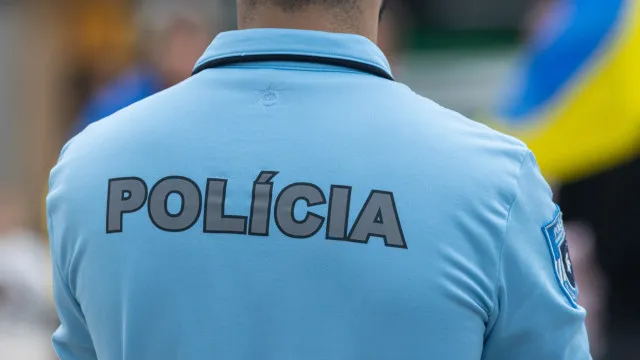 
                    Centros de triagem de migrantes irregulares terão o menos símbolos da PSP
                