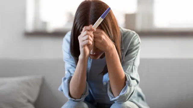 
                    Estudo: 'Smartphones' ligados à queda das taxas de fertilidade
                