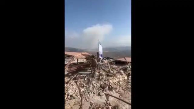 Soldados içam bandeira de Israel em Maroun al-Ras no sul do Líbano