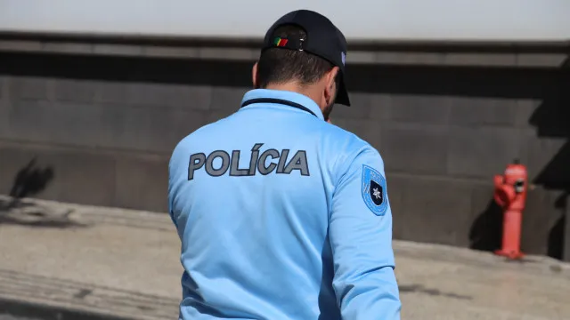 Idoso recupera telemóvel após ir atrás de ladrão no metro de Lisboa