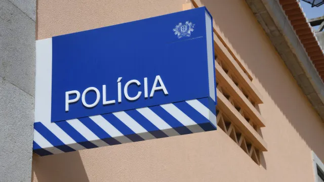 
                    Polícias acusados de tortura e violação dizem querer 