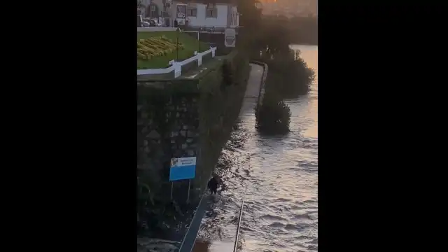 Mau tempo. Homem 'apanhado' a atravessar passadiço submerso em Barcelos