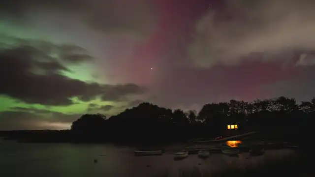 Houve mais uma aurora boreal a colorir céus europeus. Veja as imagens