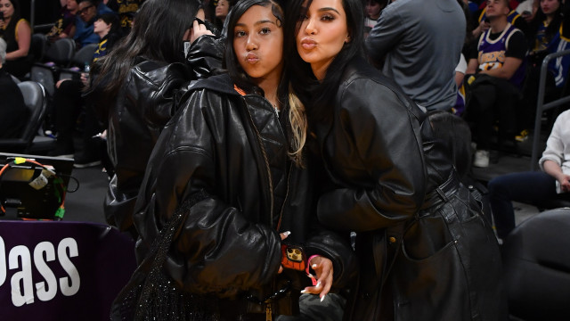 Kim Kardashian criticada por deixar filha fazer piercing no dedo