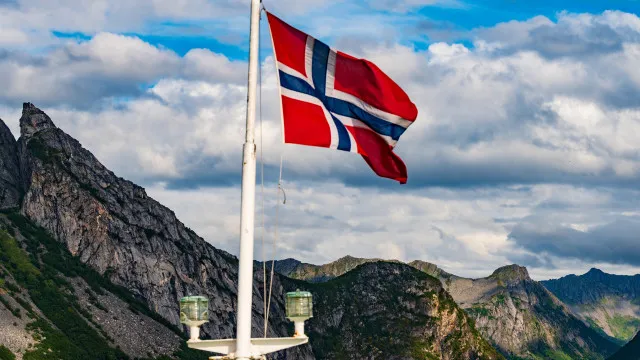 
                    Noruega pronta a investir em armas nucleares? ONG deixam alerta
                