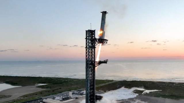 SpaceX apanhou foguetão com 'braços' mecânicos. Veja o vídeo