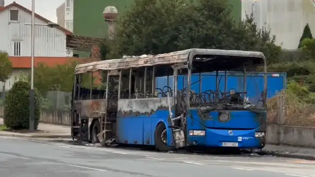 Incêndio em dois autocarros em Cerzeda, Espanha 