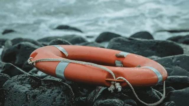 
                    Homem de 40 anos morre após queda nas rochas na praia do Ourigo no Porto
                