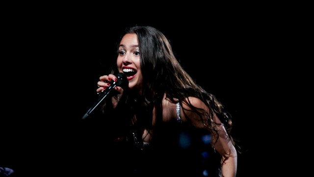 Ups! Olivia Rodrigo cai em palco durante concerto: 