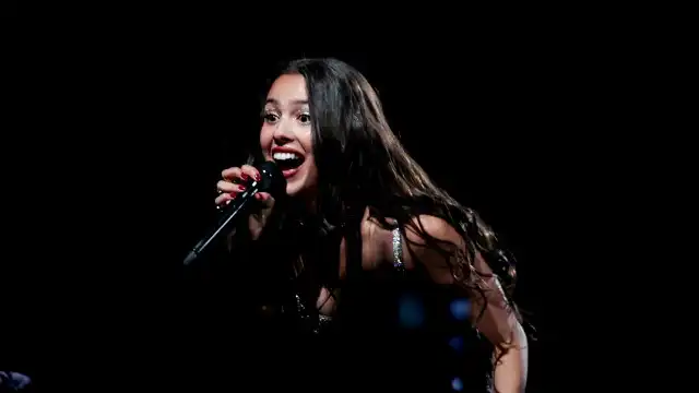 Ups! Olivia Rodrigo cai em palco durante concerto: "Estou bem"