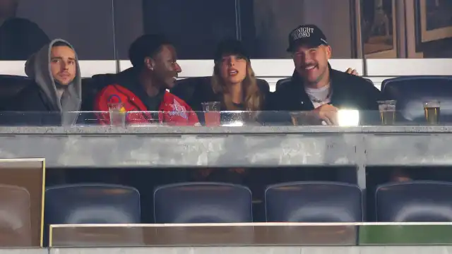 Taylor Swift e Travis Kelce juntos nas bacadas de estádio em Nova Iorque