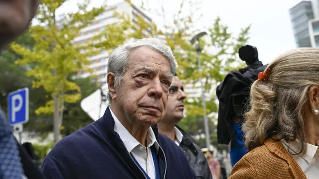 
                    Ricardo Salgado livre da prisão. Foi condenado a 13 anos de pena suspensa
                