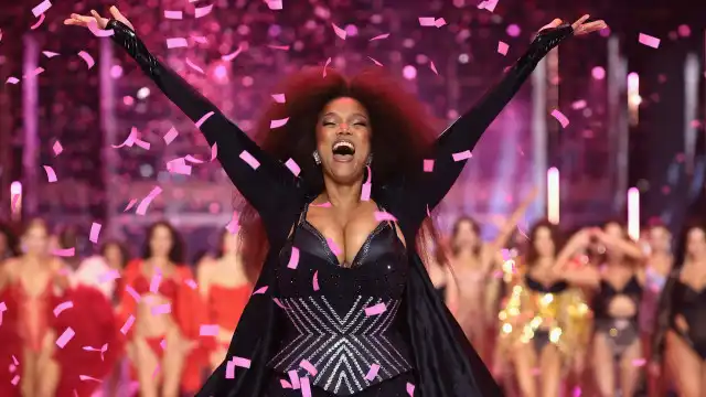 Tyra Banks faz desfile icónico na passarela da Victoria's Secret