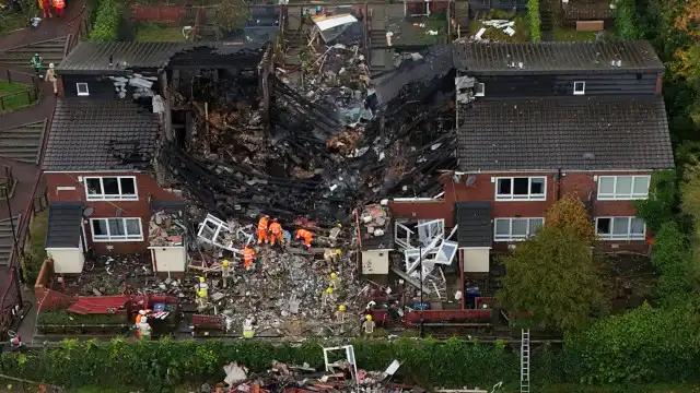 Explosão mata criança, faz seis feridos e destrói três casas em Newcastle