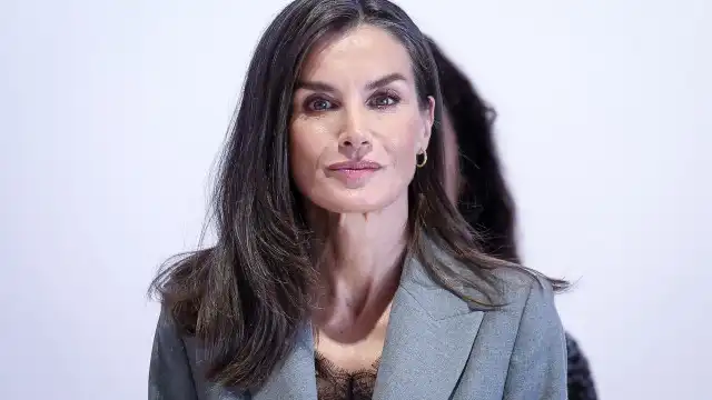 Rainha Letizia estreia fato executivo da Mango (um clássico no roupeiro)