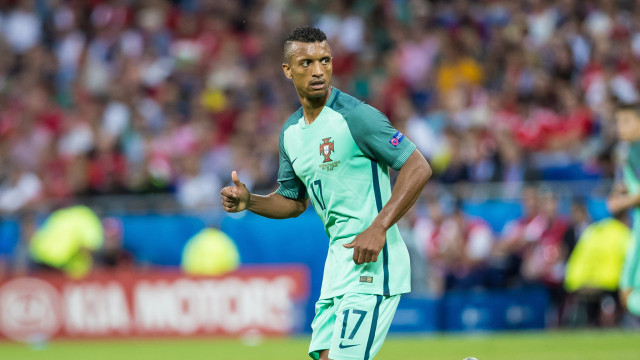 Nani reage após tirar camisola a adepto: 