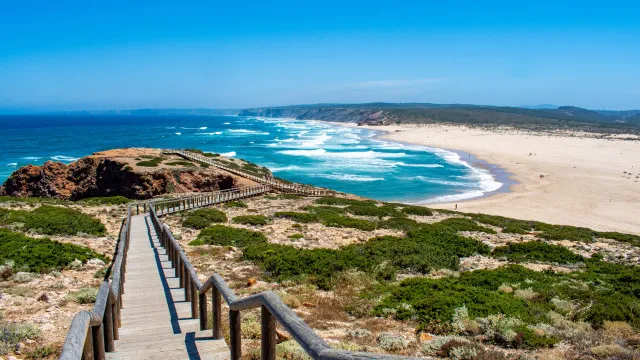 
                    Alemão morre após paragem cardiorrespiratória em praia de Aljezur
                