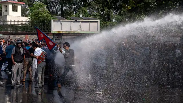 Manifestantes e polícia em confrontos em julgamento de político no Nepal