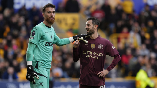 Manchester City vence Wolves com golo (polémico) no último minuto