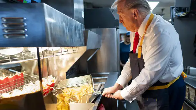 Prometeu e cumpriu. Trump trabalhou no McDonald's e há (muitas) imagens