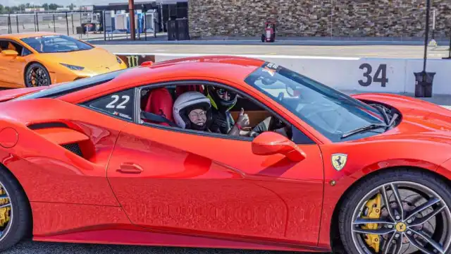 Mulher de 94 anos atinge os 240 km/h num Ferrari