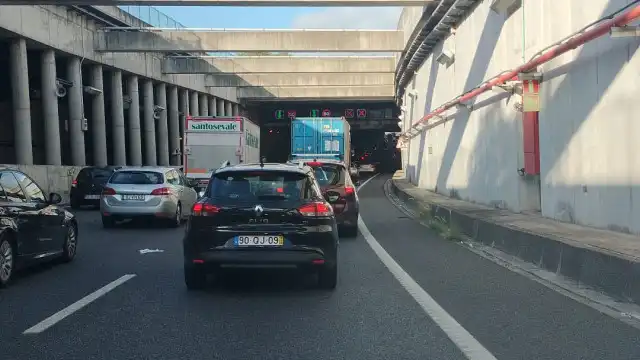 Acidente condiciona trânsito nos túneis de Benfica