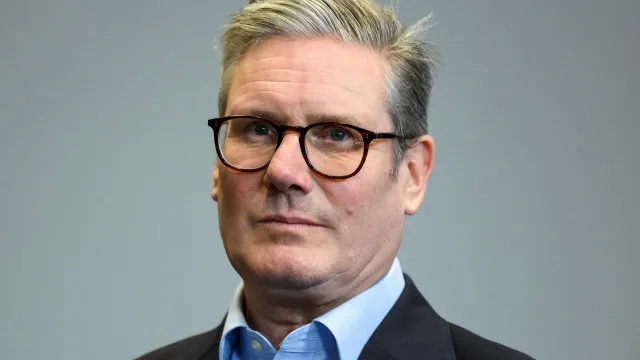 
                    Starmer recusa demissão e desafia adversários a desencadearem eleição
                