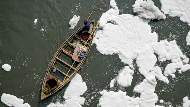 "Quase sem vida". Imagens mostram espuma tóxica a flutuar em rio na Índia