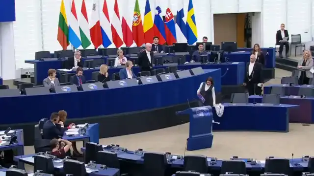 Eurodeputada espanhola obrigada a tirar 'keffiyeh' no Parlamento Europeu