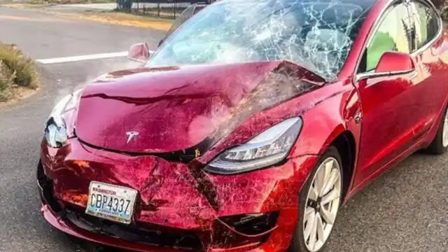 Jovem recupera Tesla Model 3 que ia para abate. Ficou mais barato?