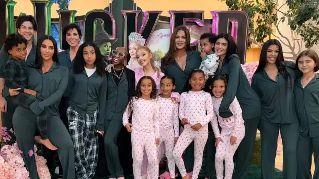 Ariana Grande junta-se a família Kardashian para assistirem a 'Wicked'