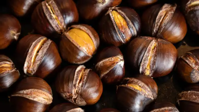 A técnica perfeita para fazer as castanhas mais fáceis de descascar