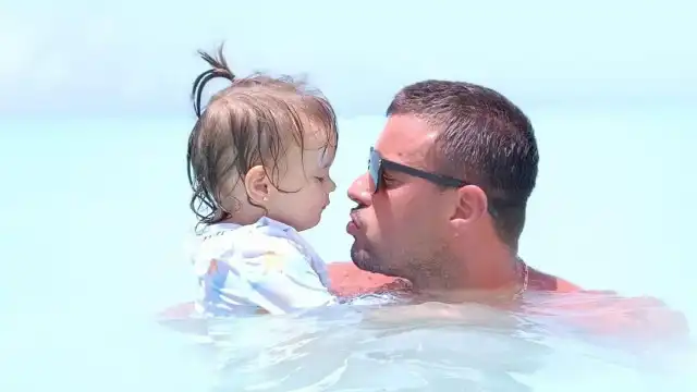 Filha de Marco Costa sabe bem o que quer... e não são totós no cabelo