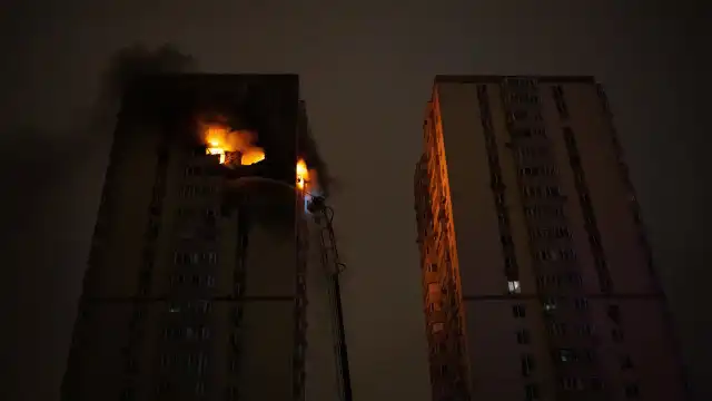 Drone russo atinge edifício residencial em Kyiv e faz um morto