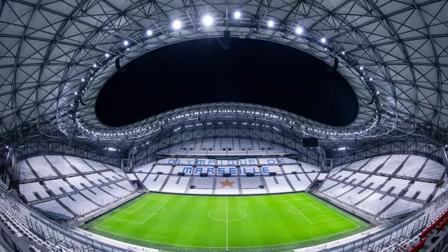 
                    UEFA multa Marseille em 10 milhões de euros, mas Liga Europa é viável
                