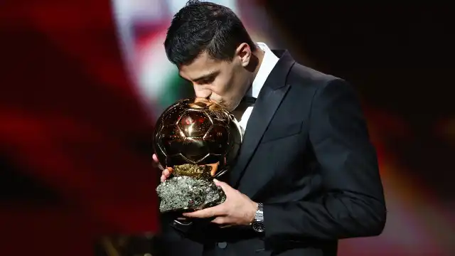 Prémios, sorrisos e glamour. As melhores imagens da Bola de Ouro em Paris