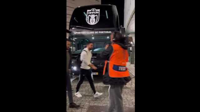 Rúben Amorim já está em Alvalade e saiu do autocarro ao lado de Viana