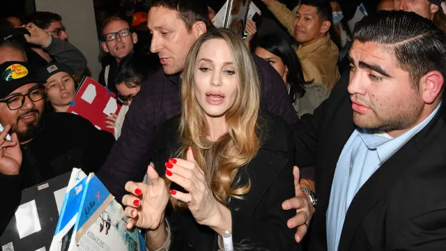 Fãs e fotógrafos cercam Angelina Jolie em Los Angeles