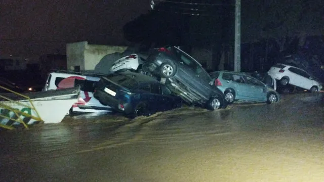 Carros arrastados e estradas como rios: As inundações mortais em Espanha