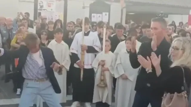 Avô dança em frente ao caixão do neto de 15 anos. Vídeo tornou-se viral