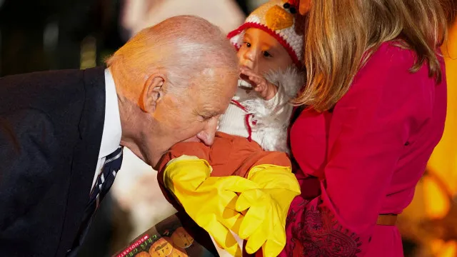 Biden 'mordeu' bebé e Jill foi panda. Assim foi Halloween na Casa Branca