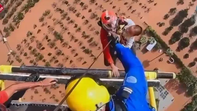 Bebé de um ano e mãe resgatados por helicóptero em Valência. Eis o vídeo