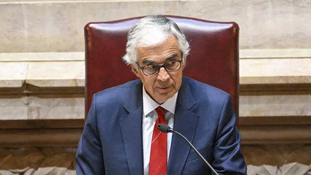 Represas: Aguiar-Branco realÃ§a voz Ãºnica e carreira de generosidade