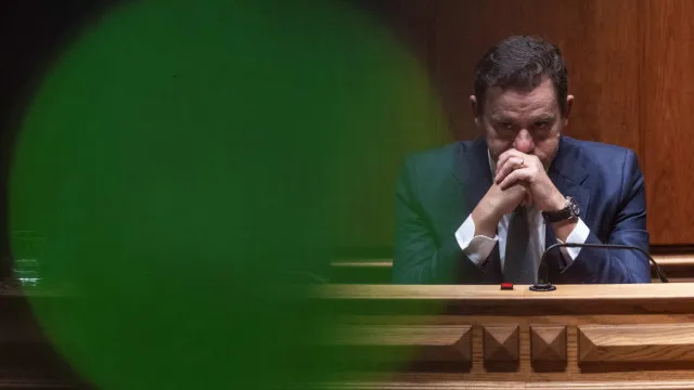 AO MINUTO: "Espelho meu, espelho meu, existe melhor Governo que o meu?"