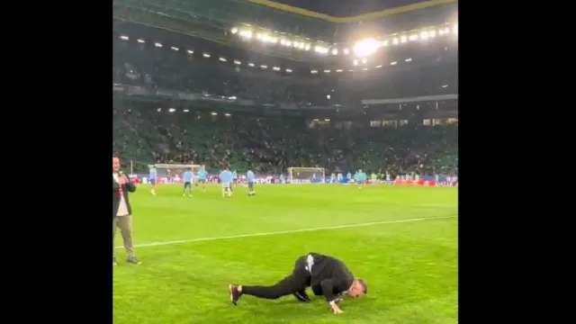 Diego Capel regressou a Alvalade... e até beijou o relvado