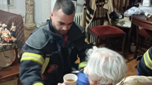 Sapadores socorrem idosa de 96 anos e ainda preparam um chá. As imagens